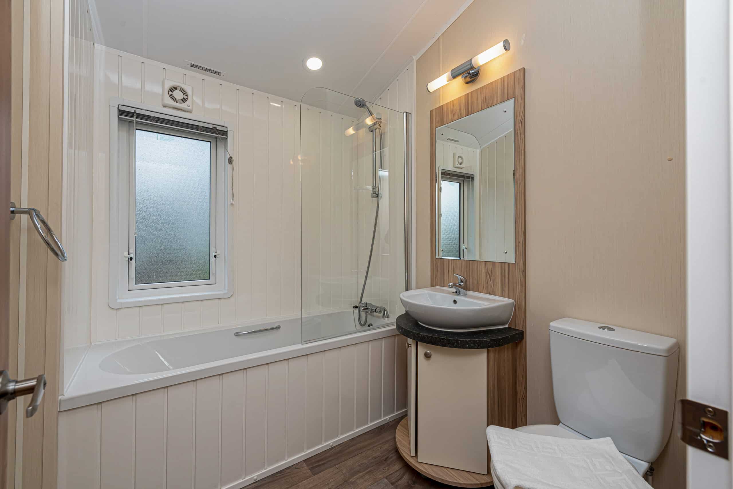 LYONS-WOODLANDS-HALL-HOT-TUN-LODGE-BATHROOM