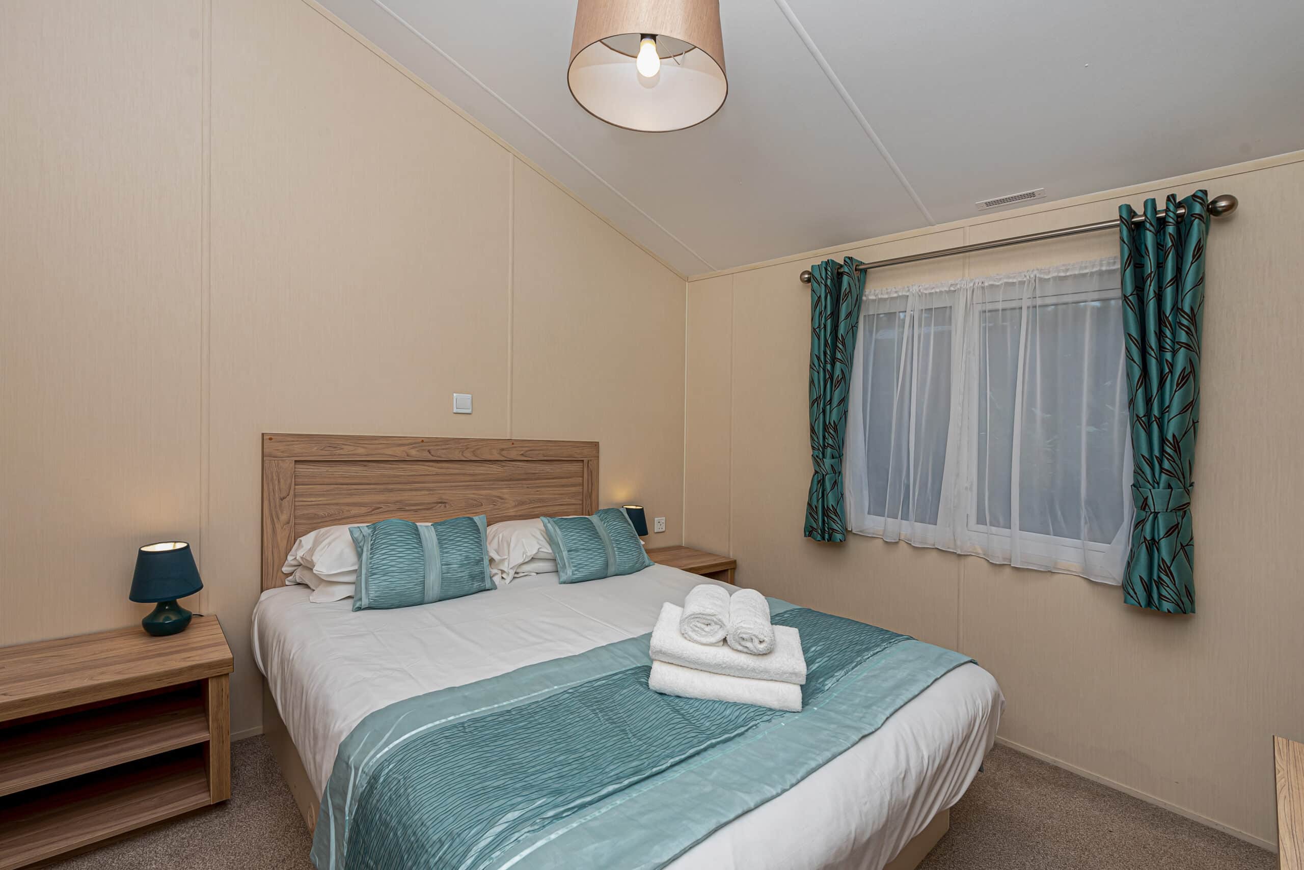 LYONS-WOODLANDS-HALL-HOT-TUN-LODGE-BEDROOM-1A