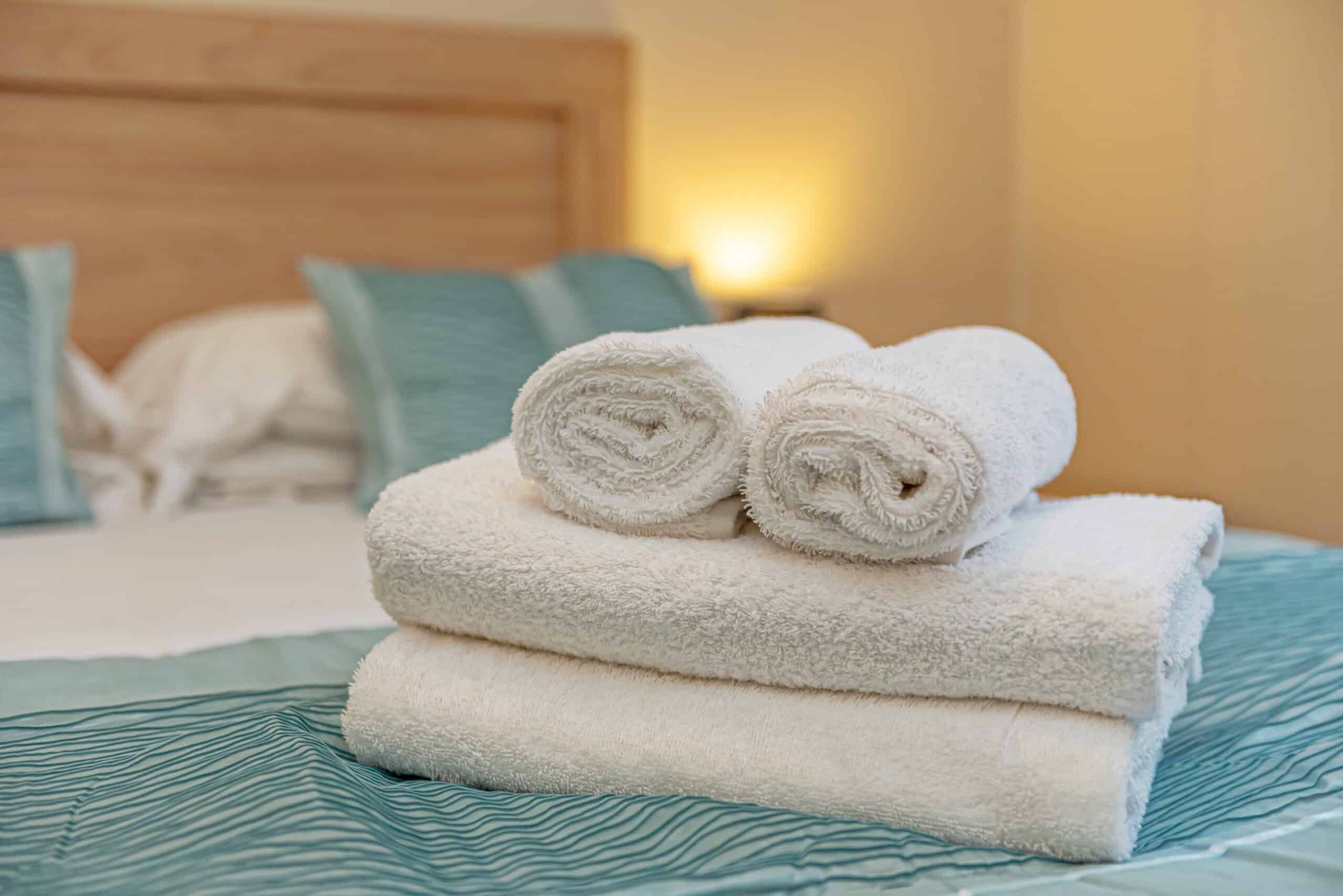 LYONS-WOODLANDS-HALL-HOT-TUN-LODGE-BEDROOM-1C