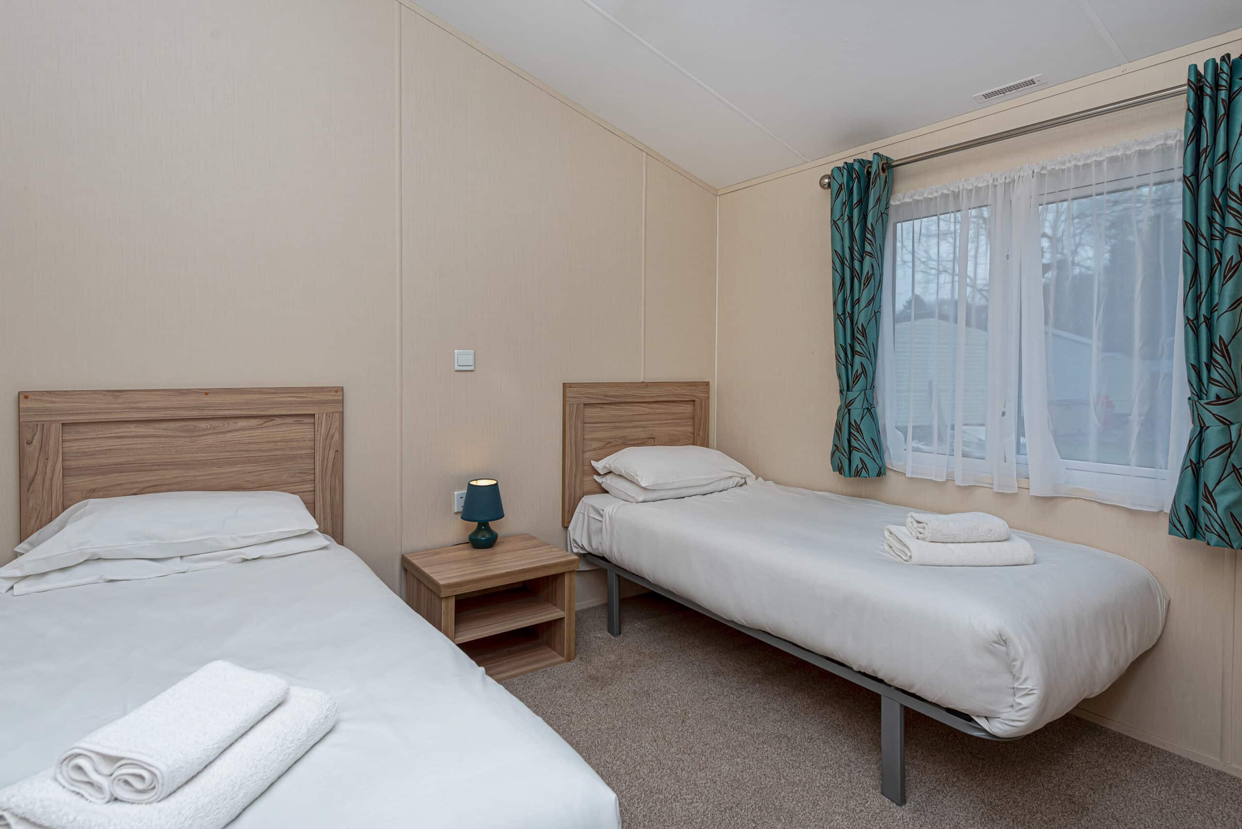LYONS-WOODLANDS-HALL-HOT-TUN-LODGE-BEDROOM-2