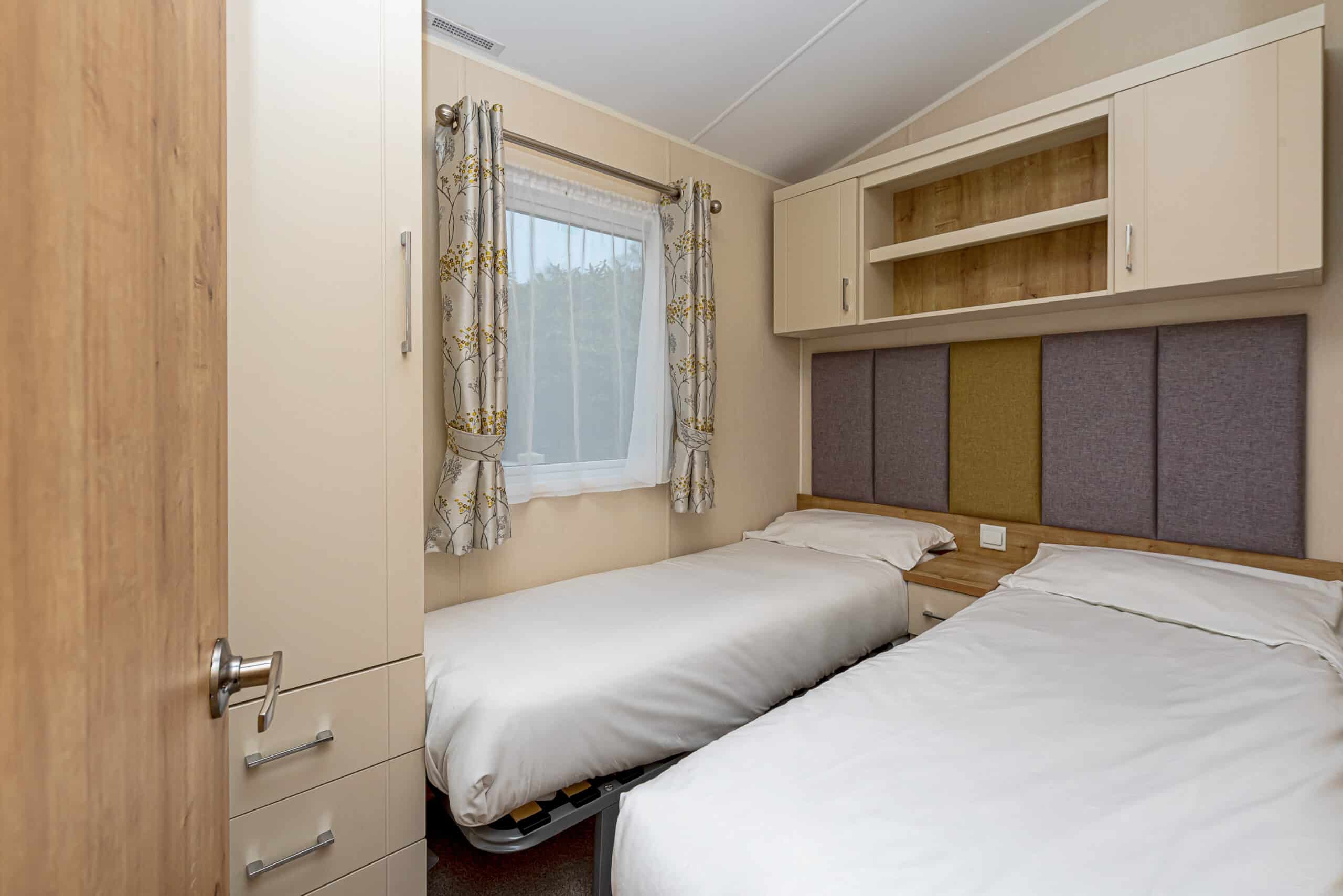 LYONS-WOODLANDS-HALL-HOT-TUN-LODGE-BEDROOM-3