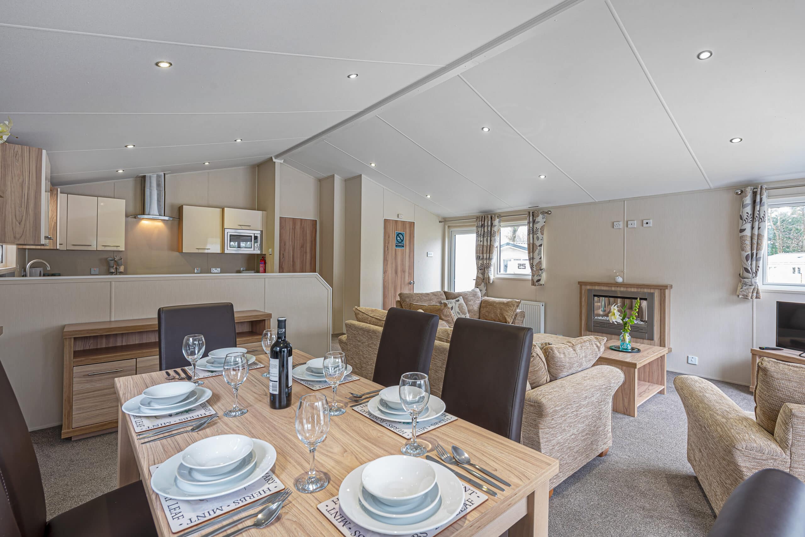 LYONS-WOODLANDS-HALL-HOT-TUN-LODGE-DINING-AREA-2