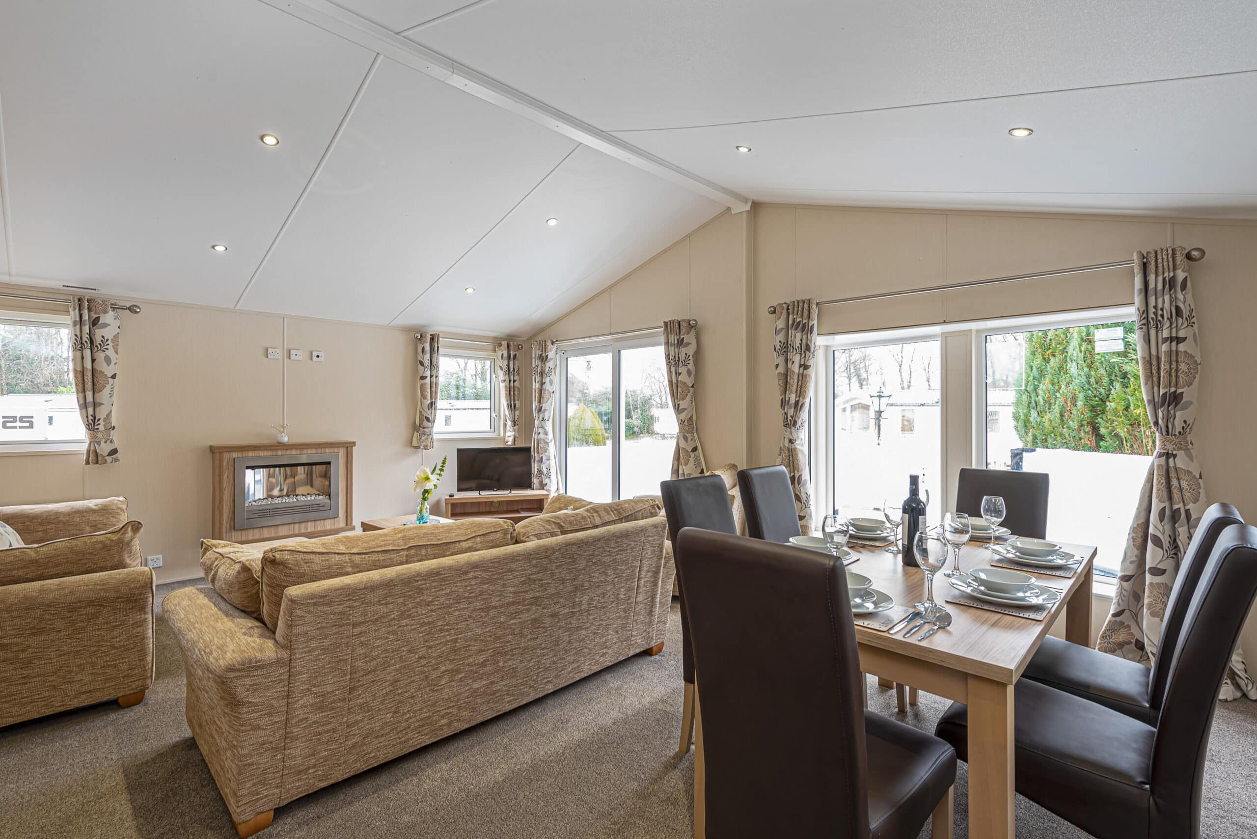 LYONS-WOODLANDS-HALL-HOT-TUN-LODGE-DINING-AREA-3