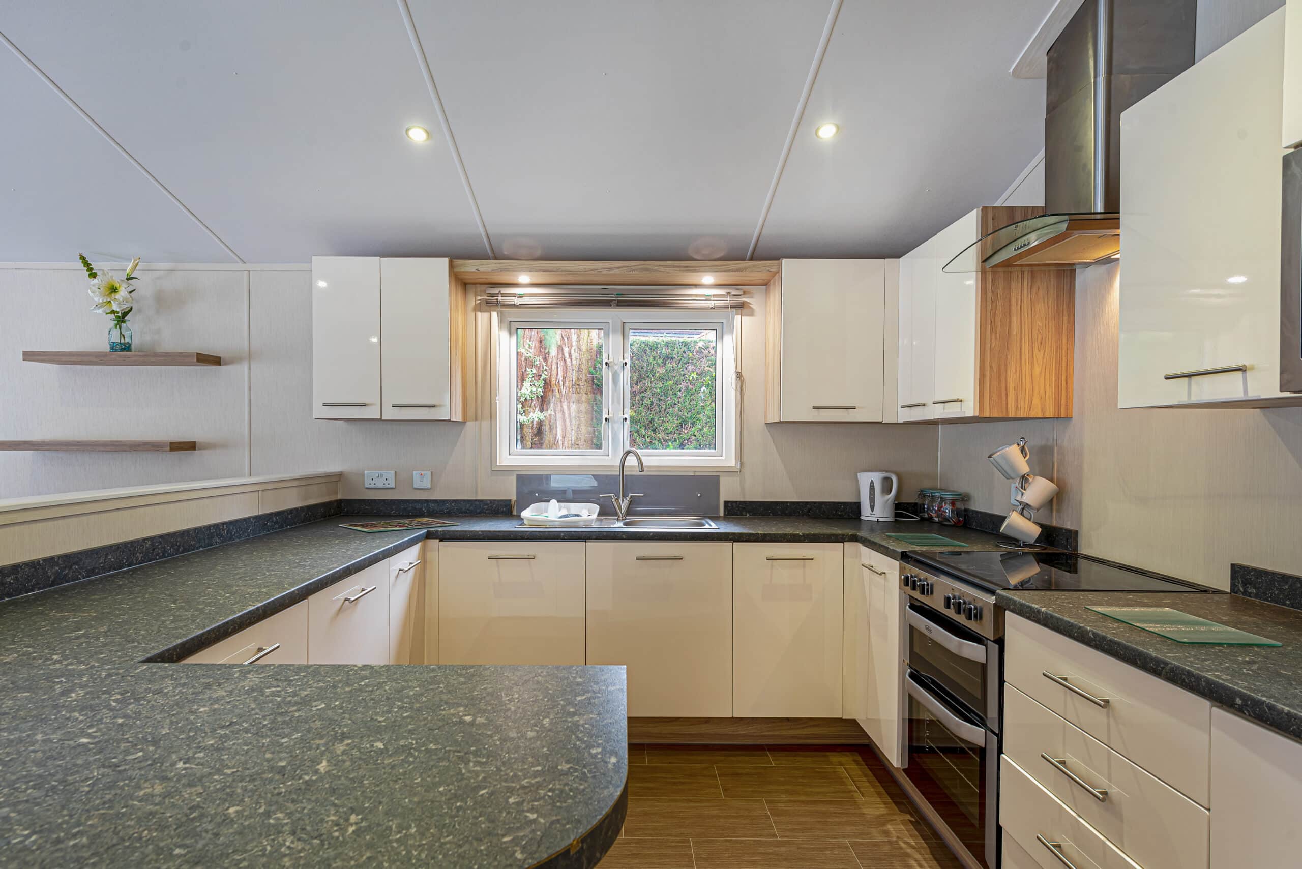 LYONS-WOODLANDS-HALL-HOT-TUN-LODGE-KITCHEN-2