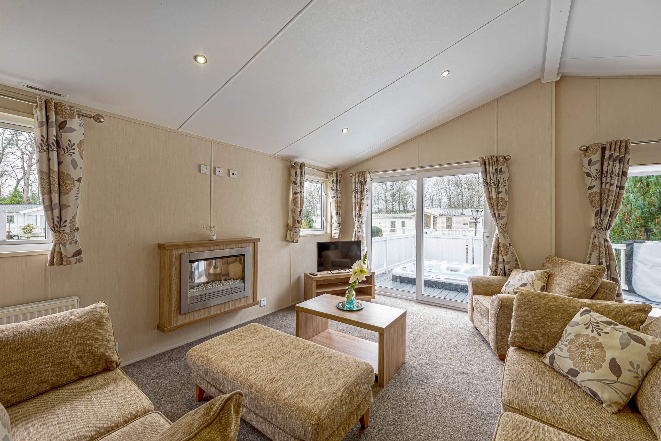 LYONS-WOODLANDS-HALL-HOT-TUN-LODGE-LOUNGE-4